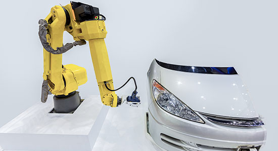Industrieroboter mit Vision‑System prüft Fahrzeugoberfläche kontaktlos in der Automobilproduktion