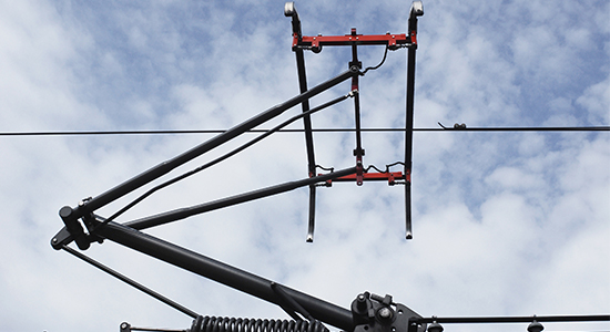 Pantograph an Oberleitung zur Inspektion im Schienenverkehr