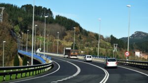 Automatische Kamera-Systeme erkennen und identifizieren Fahrzeuge im Straßenverkehr.
