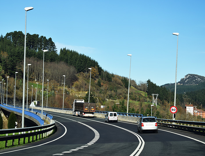 Automatische Kamera-Systeme erkennen und identifizieren Fahrzeuge  im Straßenverkehr.
