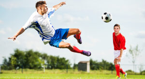 Fußballspieler beim Schuss mit Ball in der Luft – Beispiel für Ballflugbahnanalyse mit Hochgeschwindigkeitskamera