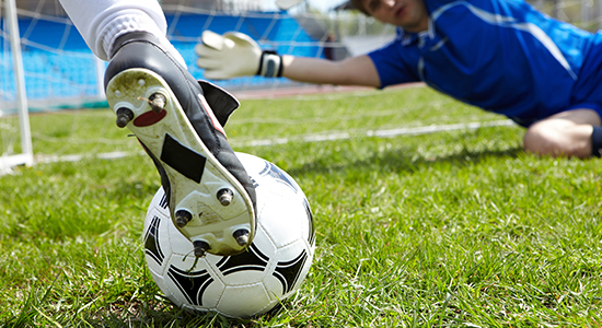 Fußball auf der Torlinie vor dem Tor – Beispiel für präzise In-&-Out-Entscheidung mit Kamerasystemen