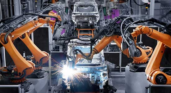 Automatisierter Schweißprozess mit Industrierobotern zur Schweißnahtkontrolle in der Fertigung