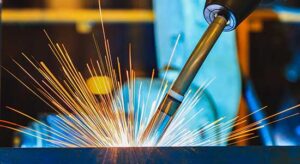 Schweißprozess mit Funkenflug bei der automatisierten Schweißnahtkontrolle in der industriellen Fertigung