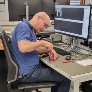 Ingenieur repariert industriekamera